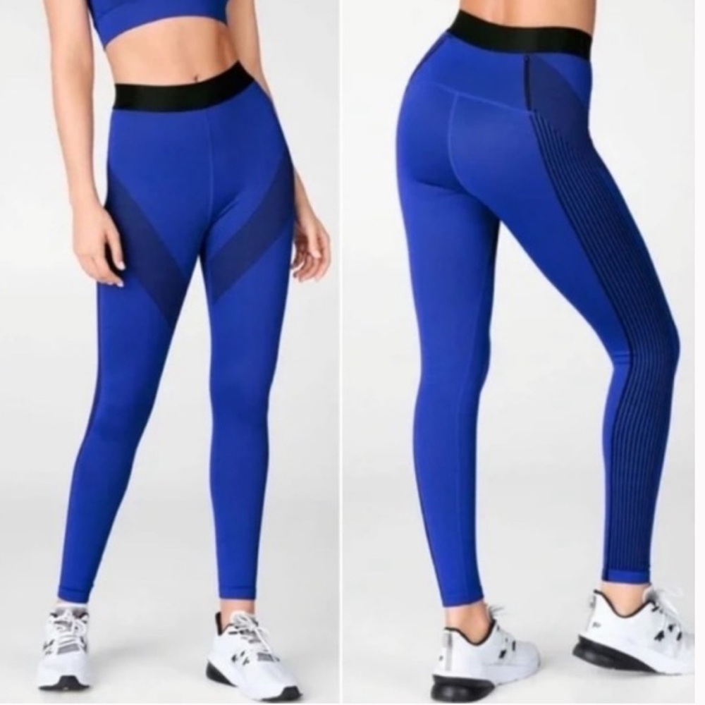 Fabletics. Ultra High-Waisted Seamless Sprint Legging Size L in Lapis/Black